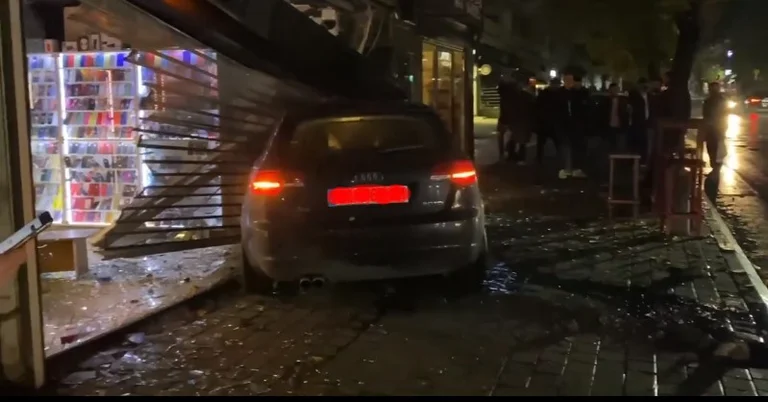 Accident à Pristina, voiture entre dans un bar