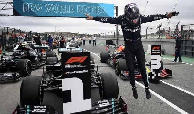 Hamilton scrive la storia in Portogallo, rompe Schumacher record