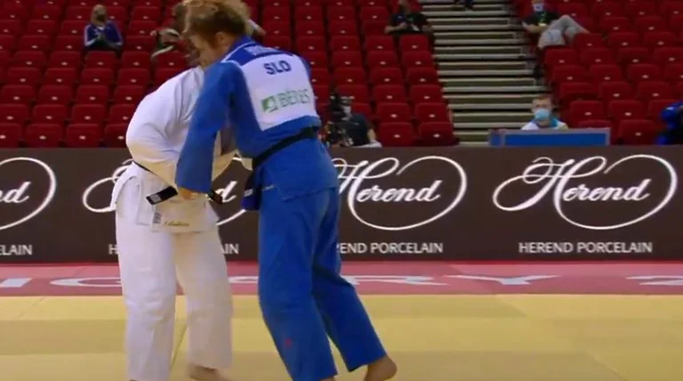 Loriana Kuka enseña oponente de la segunda ronda en Grand Slam Budapest