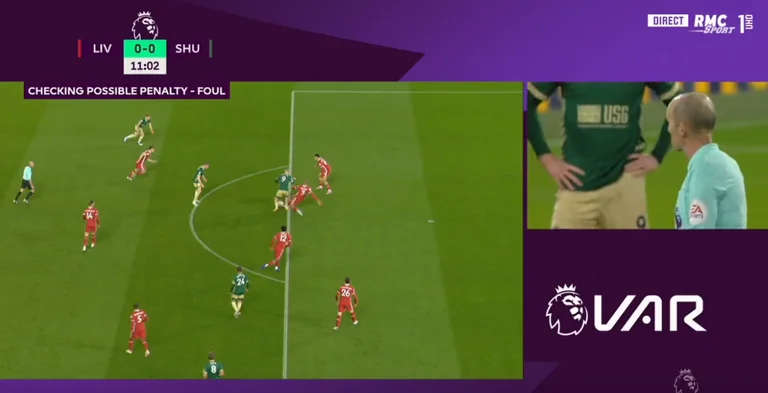 Sheffield choque Liverpool entre l'Angleterre, regarde le but.