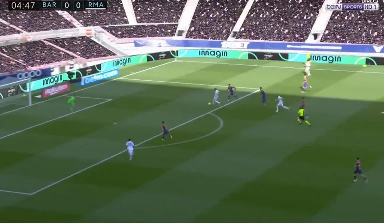 Esplode. Real Madrid in alto contro Barcellona, Valverde quasi strappato la rete a parte