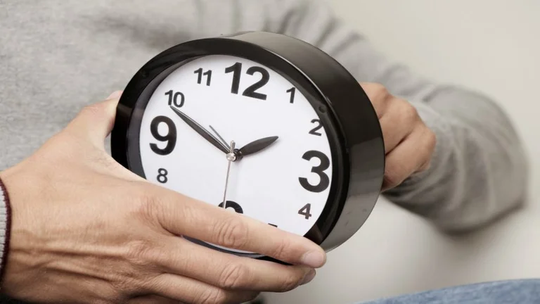 Tomorrow changes the clock, you'll sleep an hour more