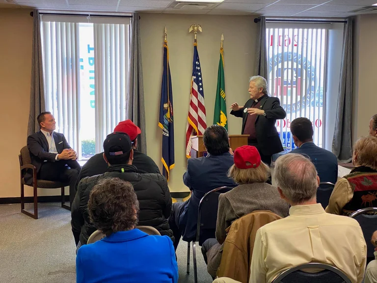 Green rencontre les Albanais du Michigan, parle des élections, dialogue