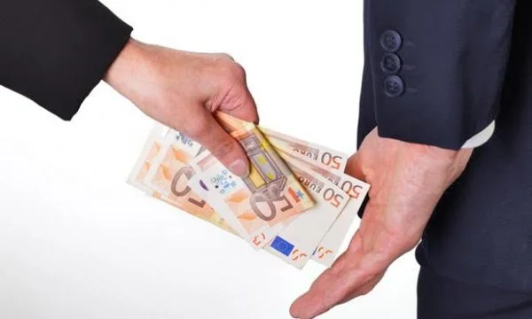Professeur américain après le vol du Trésor: le Kosovo après 12 ans d'indépendance ne parvient pas à lutter contre la corruption