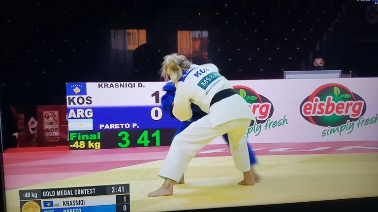Distria Krasniqi élève au septième ciel le Kosovo, défait champion olympique à Budapest