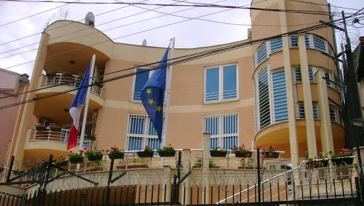 The French Embassy in Kosovo without fear: Resigned from cartoons, we will defeat Islamists