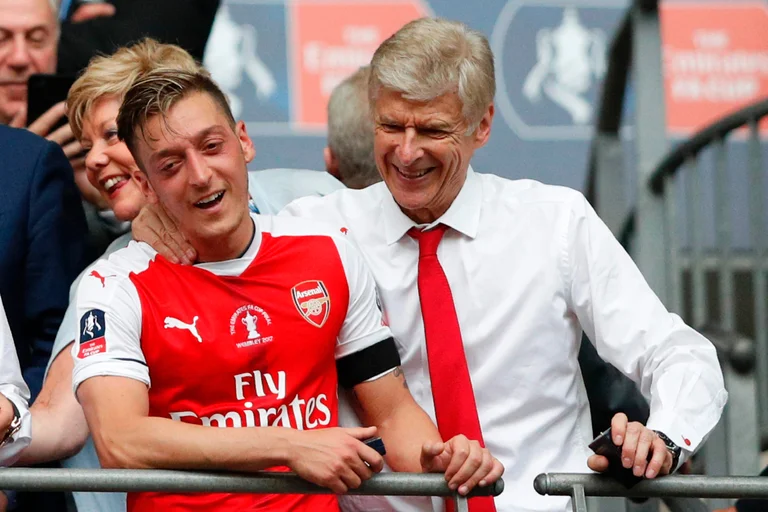 Ozil avergüenza a su entrenador, desea su cumpleaños al ex entrenador emocional: