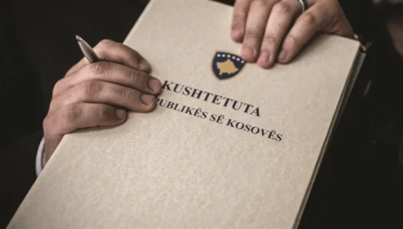 L'association et la modification de la Constitution/Kosovo risque la citoyenneté unitaire, la transition vers l'État fédéral