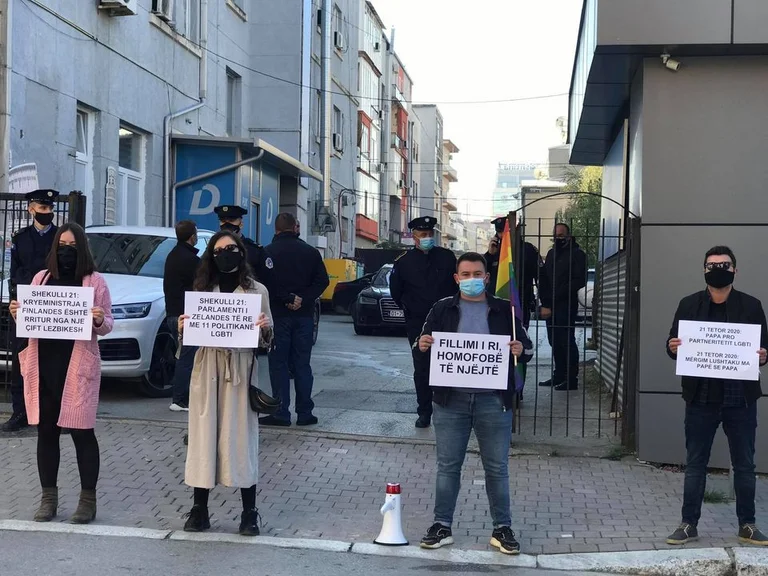 Exile Lushtaku ging gegen gleichgeschlechtliche Ehe, LGBT mit Aktion vor PDK)
