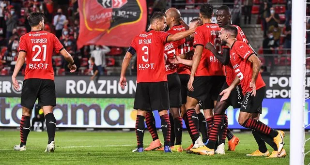 France Ignores Coronavirus - 5 mille fans dans le stade, sans masques et sans distance physique