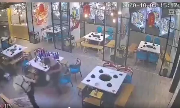Dos borrachos intentaron golpear a la camarera, ella los golpeó.