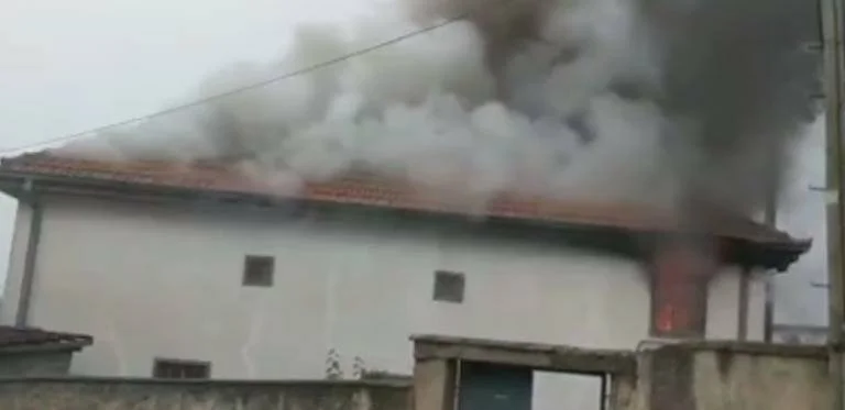 Une personne soupçonnée d ' avoir brûlé la mosquée de Lipjan est arrêtée