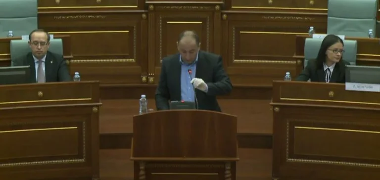 Aliu: Qeveria Hoti e avancoi Serbinë në Kosovë nëpërmjet Listës Serbe