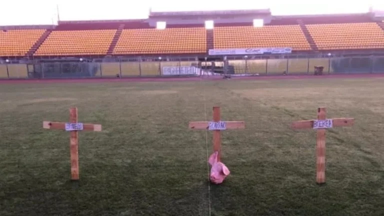 Menacée par la célèbre équipe, ce qu'ils ont mis dans le stade