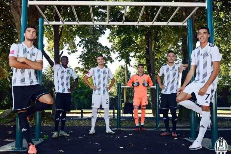 Sei giocatori di calcio albanesi nella squadra, l'umore di social networking inizia