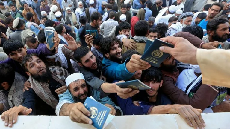 Al menos 11 mujeres mueren debido a la multitud que surgió del control solicitando visas