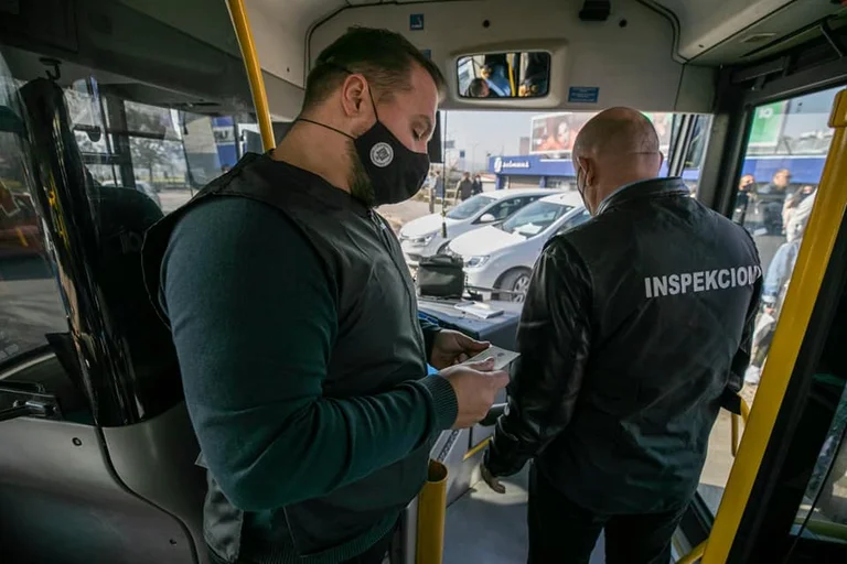 Inspektoren und Polizei in Aktion prüfen Bus- und Taxifahrer für Anti-Aktionsmaßnahmen - CO VID