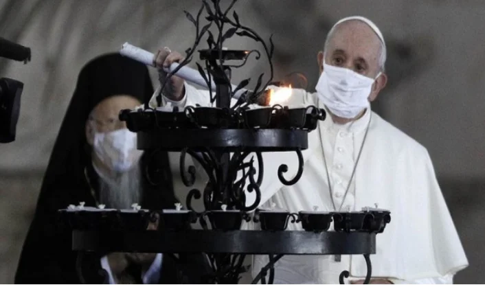 Papa Franciscoescu por primera vez lleva una máscara en público
