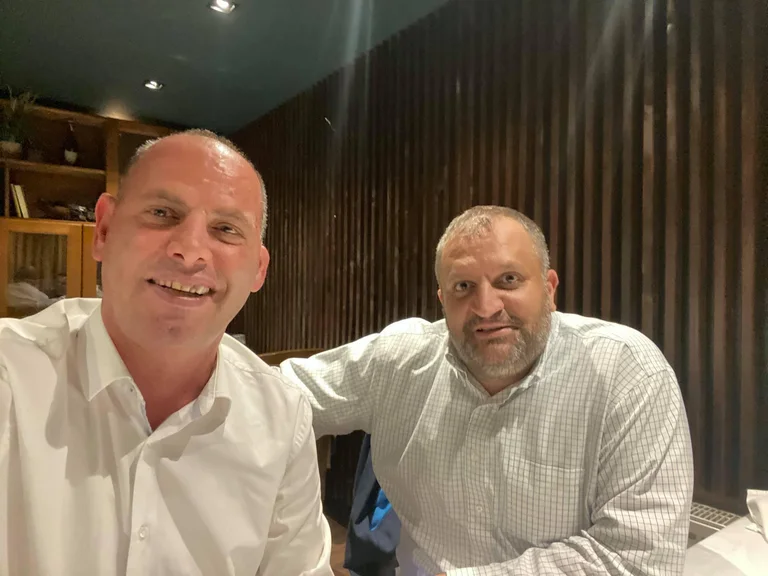 Ladrovci si incontra con Shpend Ahmeti, menziona il gioco alle guja e ai pitpiak
