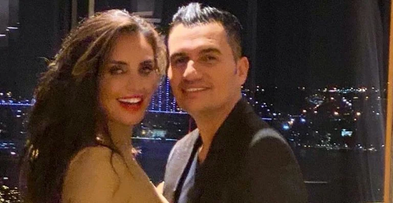 Genta me puthje të nxehta me të dashurin turk