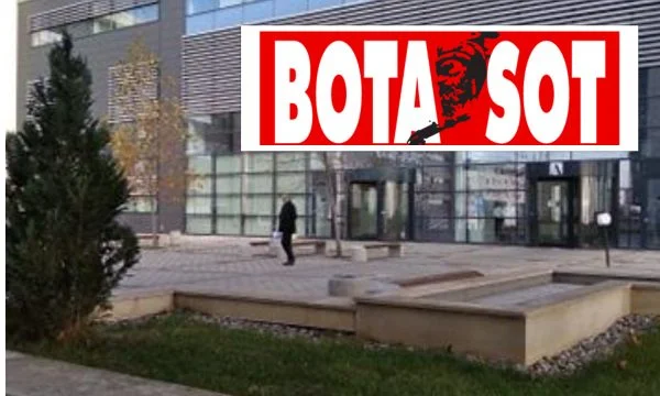 Los trabajadores cobran los salarios en la Corte.