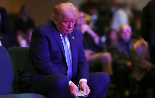 Trump spendet Bargeld an die Kirche, ihr Wert aus seiner Tasche ist überraschend