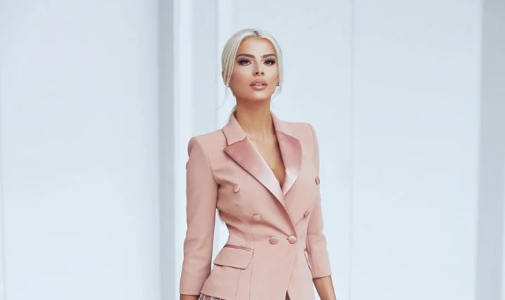 Marina Vjollca tërheqëse në fotografitë e fundit, shpenzon afër dy mijë euro për veshjen