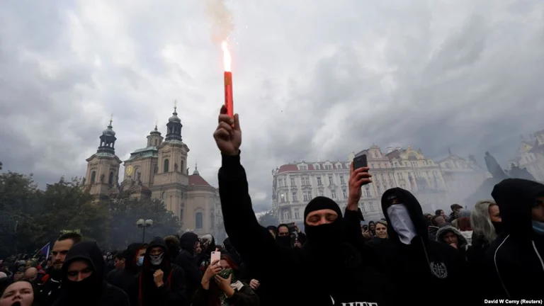 Kampf zwischen Demonstranten und Polizei in Prag gegen COVID-19