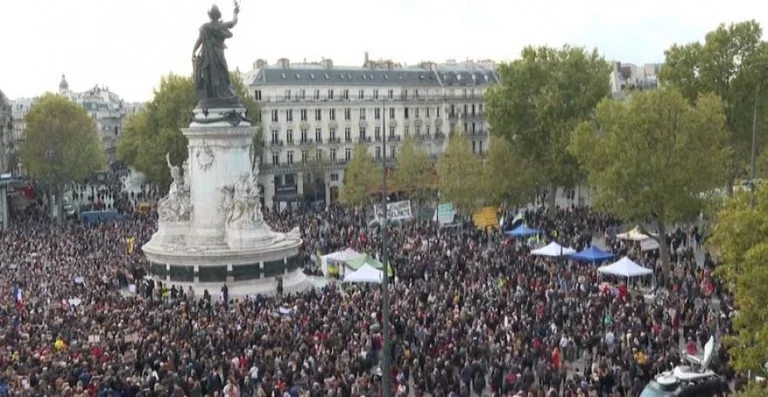 Les Français défendent les enseignants tués à Paris