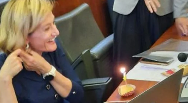 VV feiert Mimoza Kusaris Geburtstag im Parlament mit einem ʹmini-mini-mini-mini-mini-mini-Mini-Torte