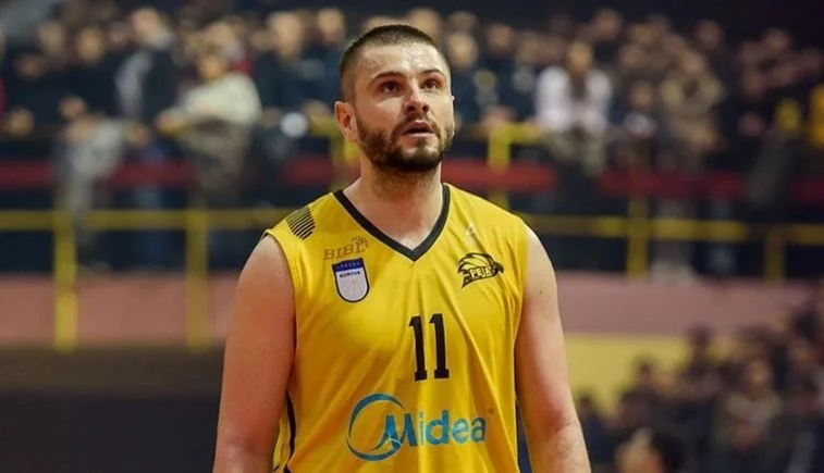 Oficial: Dardan Berisha continúa con Peja