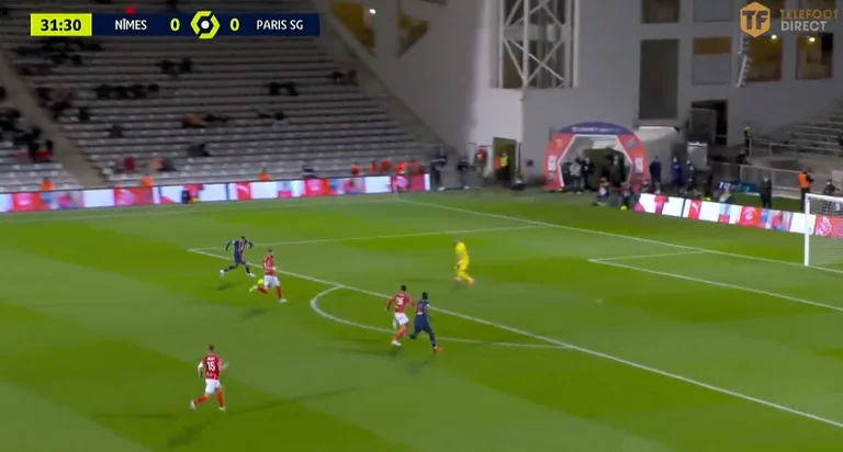 PSG in the upper hand against Nimes, almost stuck on a ball at the gate.