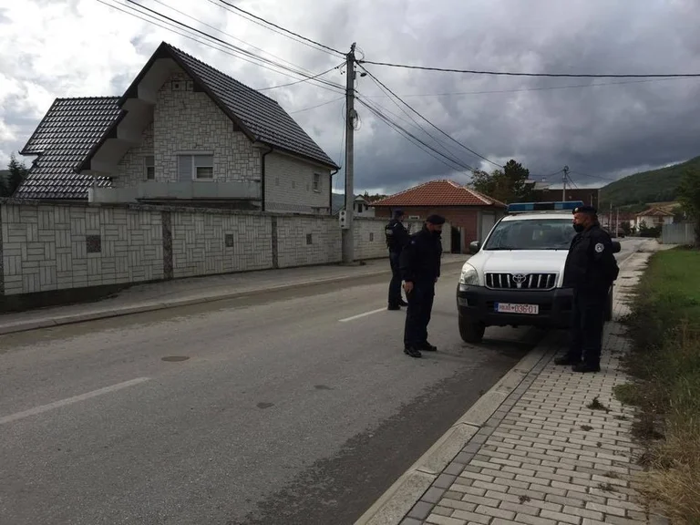 Che succede? La polizia di ieri sera a casa di Agim Bahtiri, e' tranquillo.