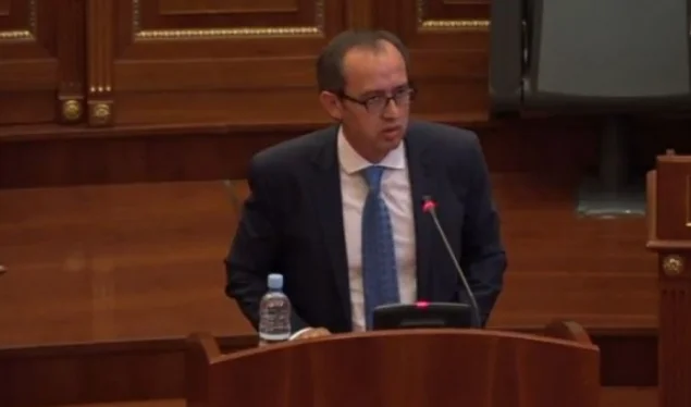 Kusari kritisiert den Premierminister, er retorts: “Sie, wenn Sie Sitze ändern, ändern Sie Ihre Einstellung”