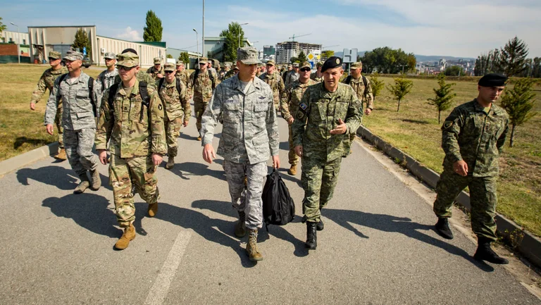 Formation complète en Iowa, de nouveaux soldats américains se dirigent vers le Kosovo