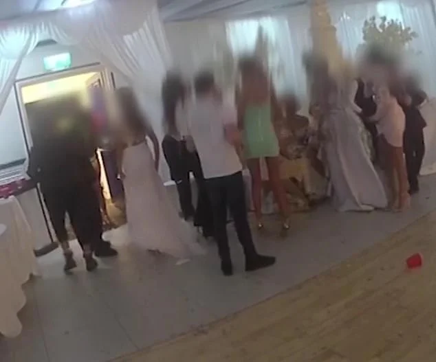 Eine Ansicht, wenn Polizei “korrupt” Die Hochzeit in London nach dem Brechen von Anti-Commercil-Maßnahmen