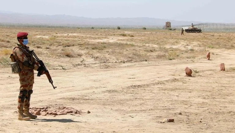 A paramilitary convoy in Pakistan, 14 dead.