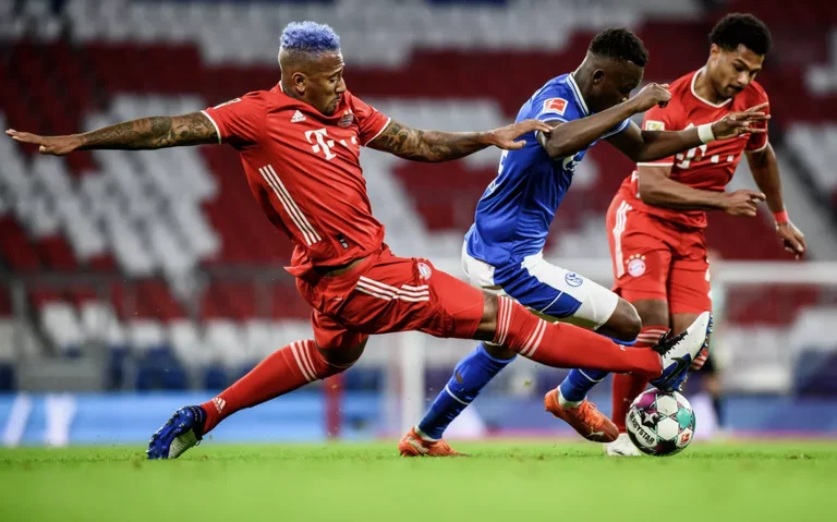 Leon Dyak an der Reservebank für Bayern versus Duren, das sind 11 Starter