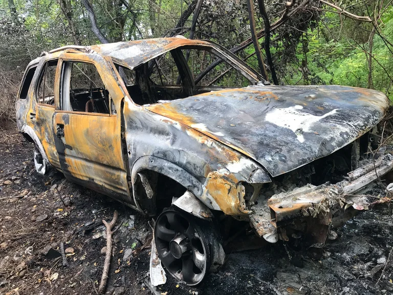 Heines roba su coche, sharekas lo encuentra quemado en las montañas