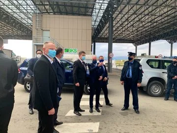 Lajcak visits Merdare border point, heads for Belgrade