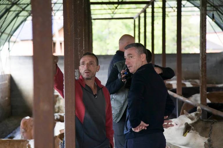 Wessel visite plusieurs fermes touchées par la pandémie à Prizren: Utilisez des produits locaux