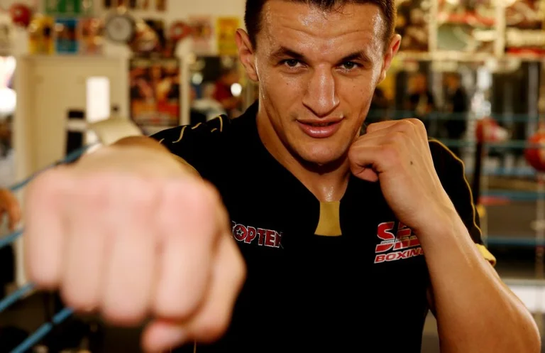 Champion Haxhi Krasniqi critiqué pour la façon dont il a honoré Adem Jasharin à Prekaz