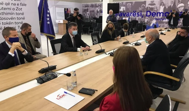 Lajcak arrives at LDK offices, expected by Mustafa