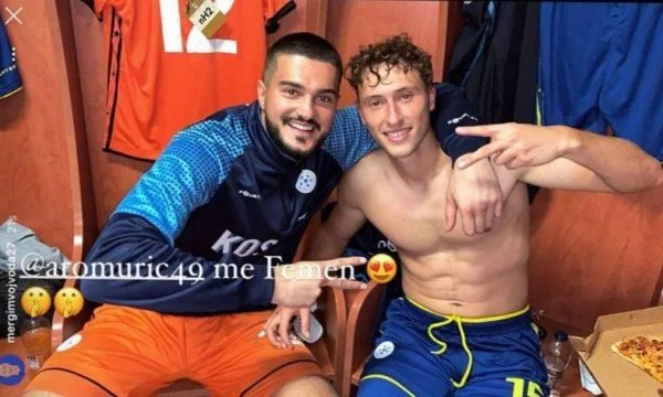Muric joker, publishes photos: Aro with a female