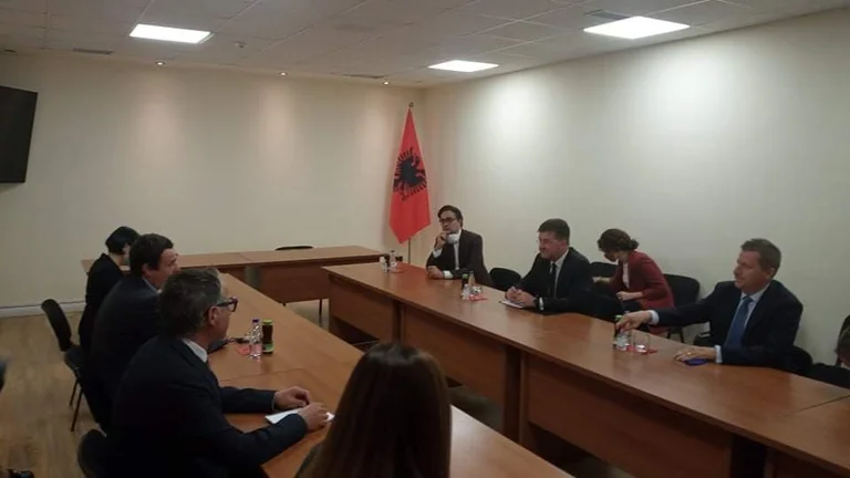 Lajcak visite la fête d'Albin Kurti