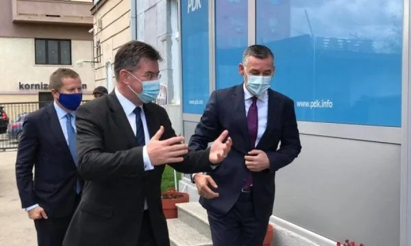 Lajcak arrive au PDK, accueille Kadri Veseli