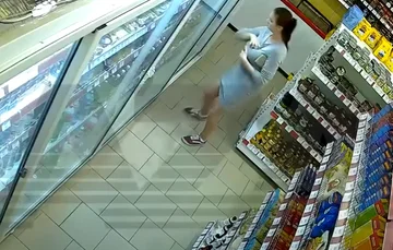 Voyez comment ce russe vole sans être repéré dans le magasin (VIDEO)
