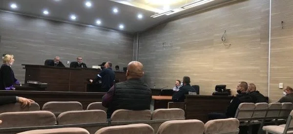 Hanno ucciso 45 vicini albanesi, e le loro case hanno bruciato testimonianza ai residenti sloveni contro i contadini serbi