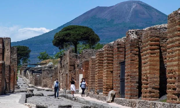 Canadian tourist returns stolen artifacts to Pompeii after bringing <x0) very curse”