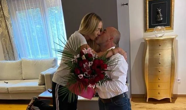 Ramush Haradinaj devient romantique, alors souhaite Anita pour son anniversaire